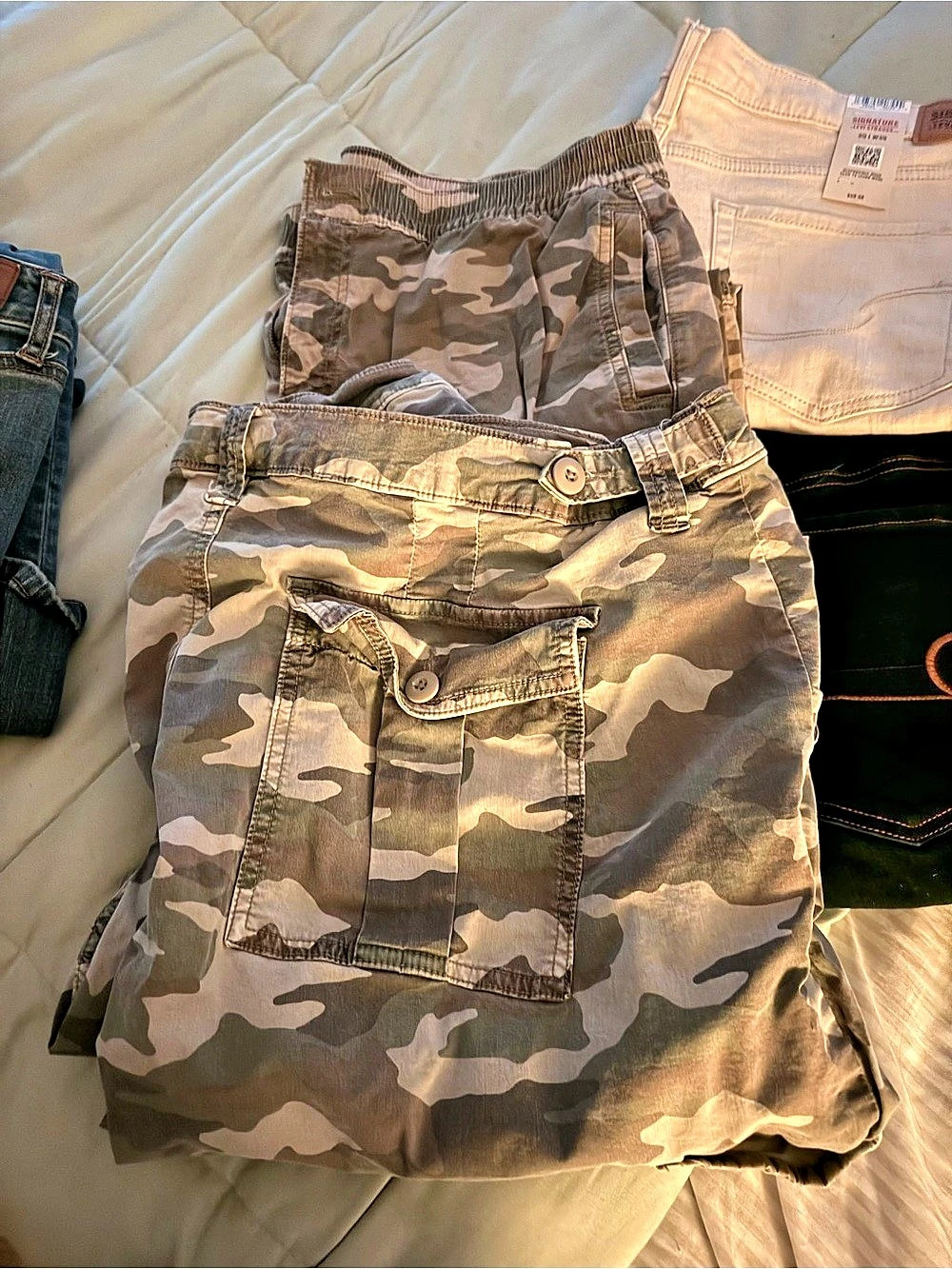 American Eagle Outfitters Camo Cargo Shorts in Green & Brown Size 16